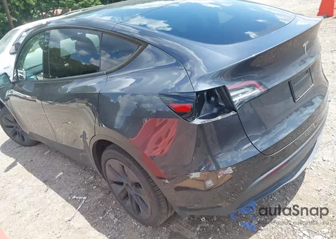2024 Tesla Model Y Long Range Dual Motor All-Wheel Drive/Rwd z USA, uszkodzony, nr VIN 7SAYGDED2RA310411